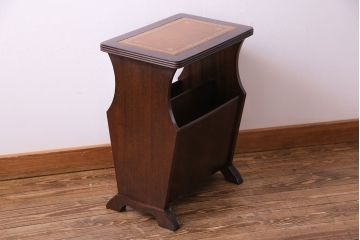 イギリス家具　マガジンラック付きレザートップのサイドテーブル(花台)