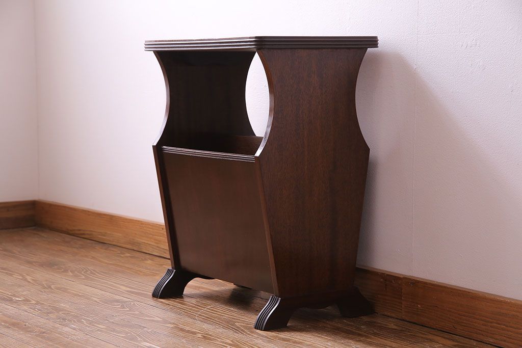 イギリス家具　マガジンラック付きレザートップのサイドテーブル(花台)