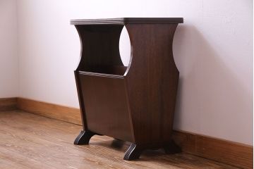イギリス家具　マガジンラック付きレザートップのサイドテーブル(花台)