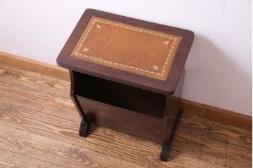 イギリス家具　マガジンラック付きレザートップのサイドテーブル(花台)