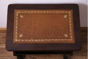 イギリス家具　マガジンラック付きレザートップのサイドテーブル(花台)