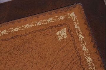 イギリス家具　マガジンラック付きレザートップのサイドテーブル(花台)