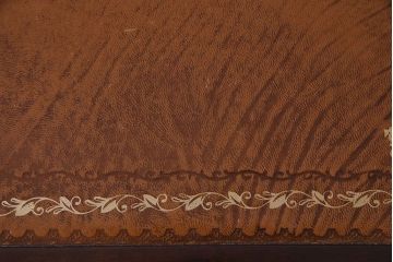 イギリス家具　マガジンラック付きレザートップのサイドテーブル(花台)