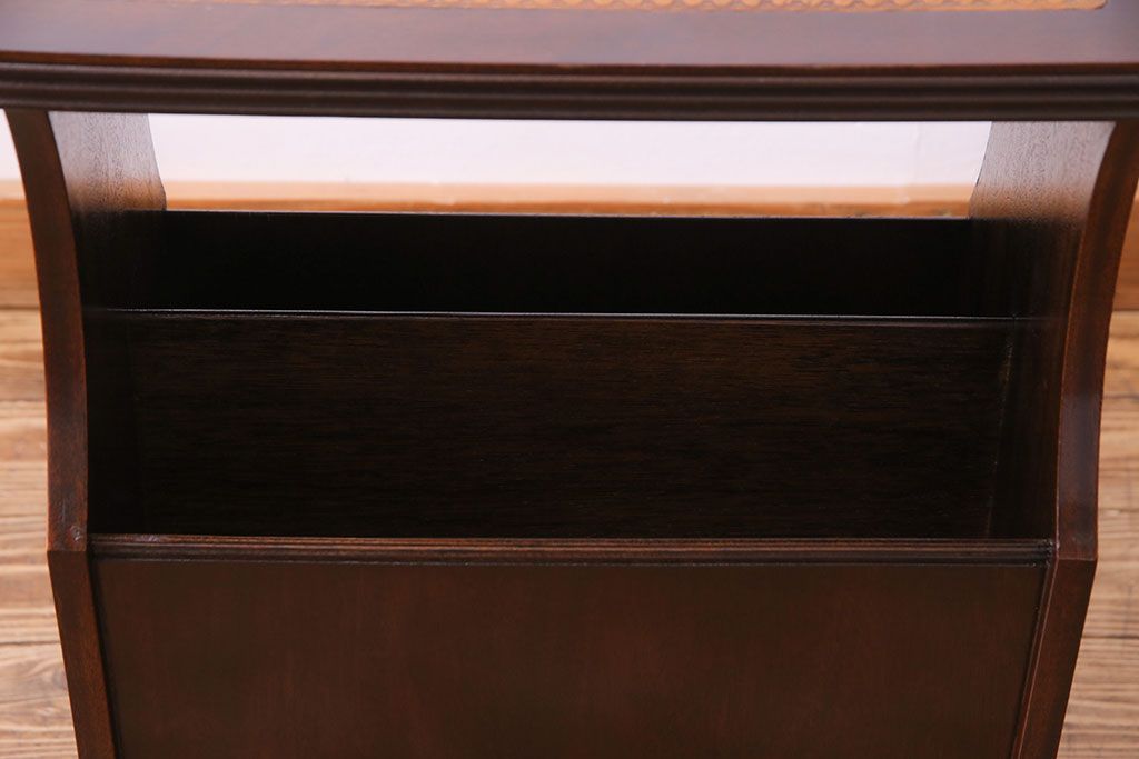 イギリス家具　マガジンラック付きレザートップのサイドテーブル(花台)