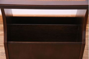 イギリス家具　マガジンラック付きレザートップのサイドテーブル(花台)