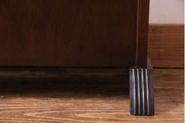 イギリス家具　マガジンラック付きレザートップのサイドテーブル(花台)