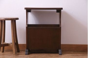 イギリス家具　マガジンラック付きレザートップのサイドテーブル(花台)