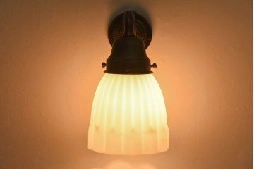 ブラケットのデザインが上品なウォールランプ(壁掛け照明、ライト)