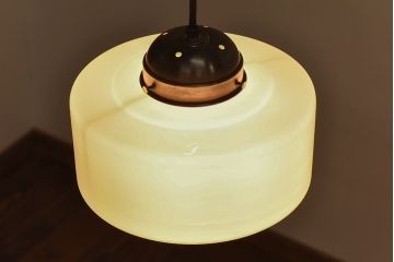 レトロな乳白ガラスのペンダントライト(吊り下げ照明・天井照明)