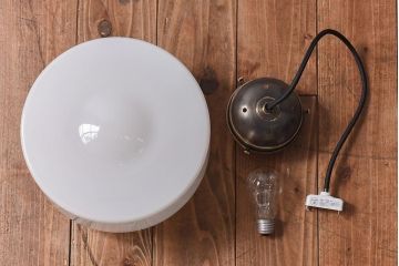 レトロな乳白ガラスのペンダントライト(吊り下げ照明・天井照明)