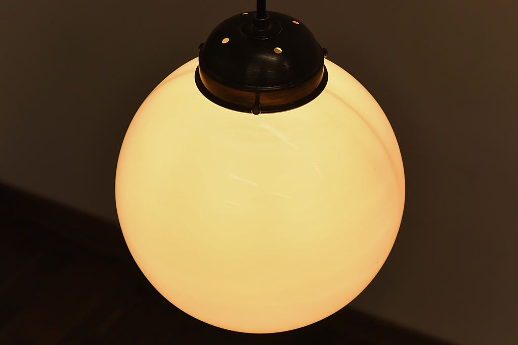 すっきりとして可愛らしい球型ガラス天井照明(ペンダントライト、吊り下げ照明)