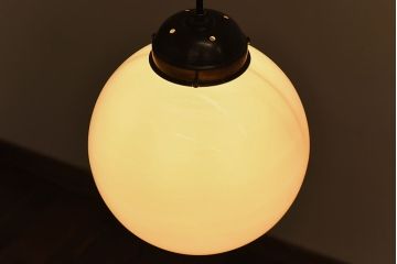 すっきりとして可愛らしい球型ガラス天井照明(ペンダントライト、吊り下げ照明)
