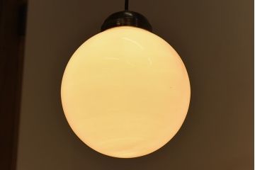すっきりとして可愛らしい球型ガラス天井照明(ペンダントライト、吊り下げ照明)