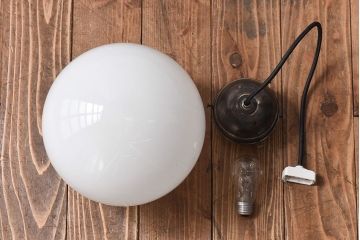 すっきりとして可愛らしい球型ガラス天井照明(ペンダントライト、吊り下げ照明)