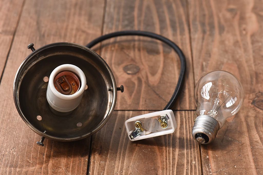 すっきりとして可愛らしい球型ガラス天井照明(ペンダントライト、吊り下げ照明)