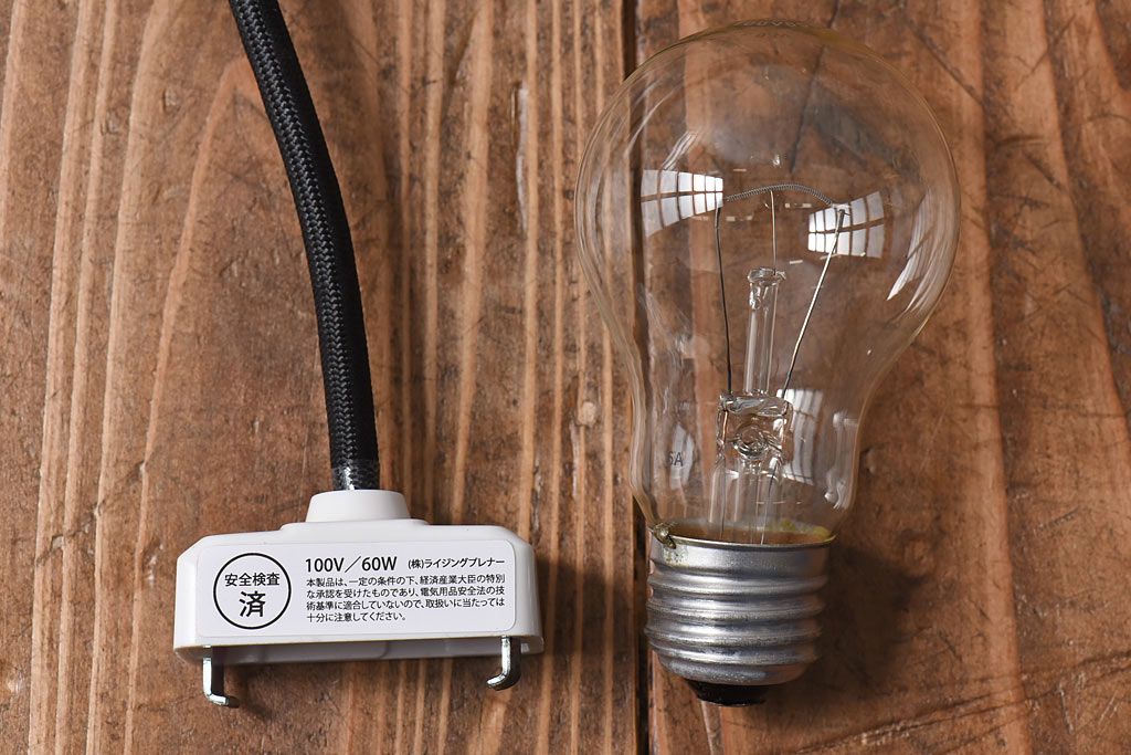 すっきりとして可愛らしい球型ガラス天井照明(ペンダントライト、吊り下げ照明)