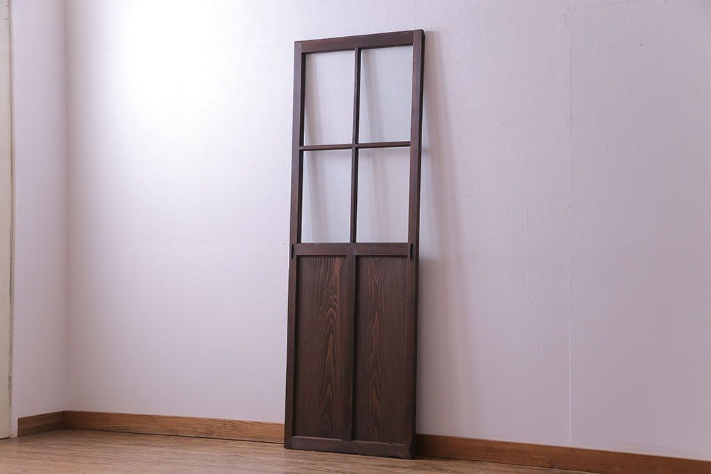 木目が味わいを醸し出すスリムなガラス戸(引き戸、格子戸)