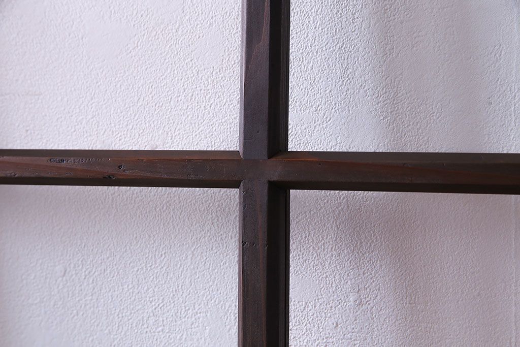 木目が味わいを醸し出すスリムなガラス戸(引き戸、格子戸)