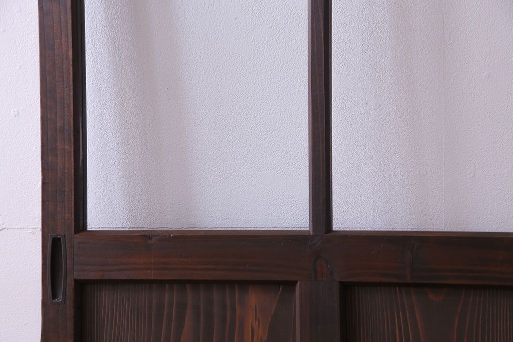 木目が味わいを醸し出すスリムなガラス戸(引き戸、格子戸)