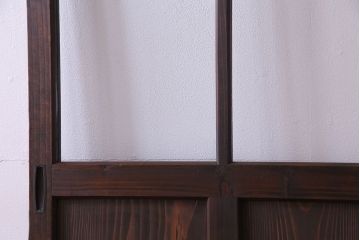 木目が味わいを醸し出すスリムなガラス戸(引き戸、格子戸)