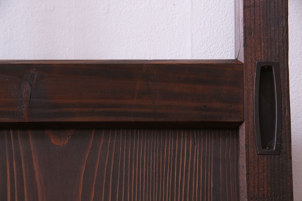 木目が味わいを醸し出すスリムなガラス戸(引き戸、格子戸)