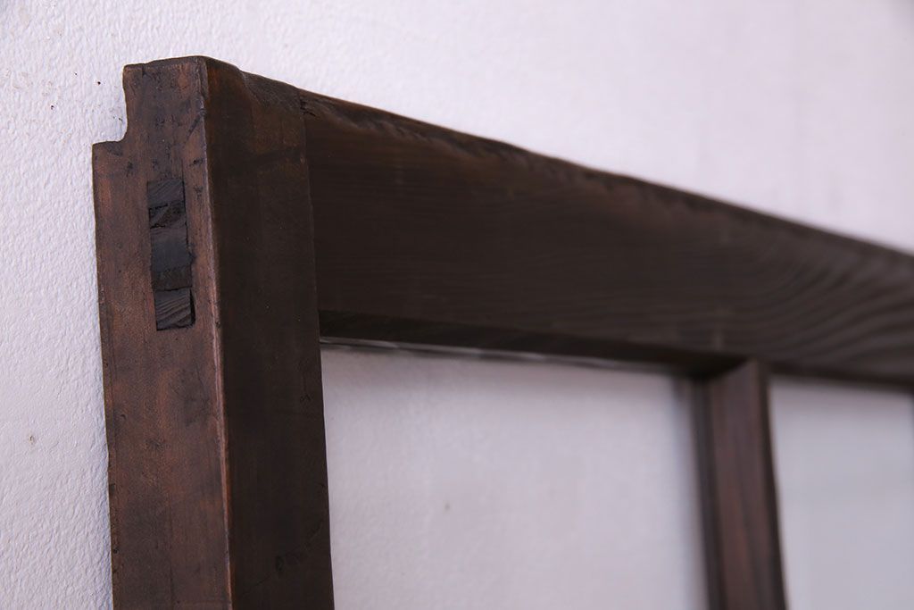 木目が味わいを醸し出すスリムなガラス戸(引き戸、格子戸)