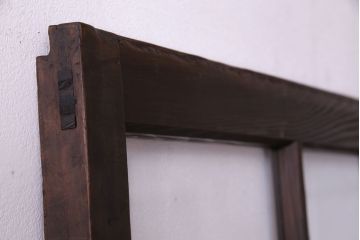 木目が味わいを醸し出すスリムなガラス戸(引き戸、格子戸)