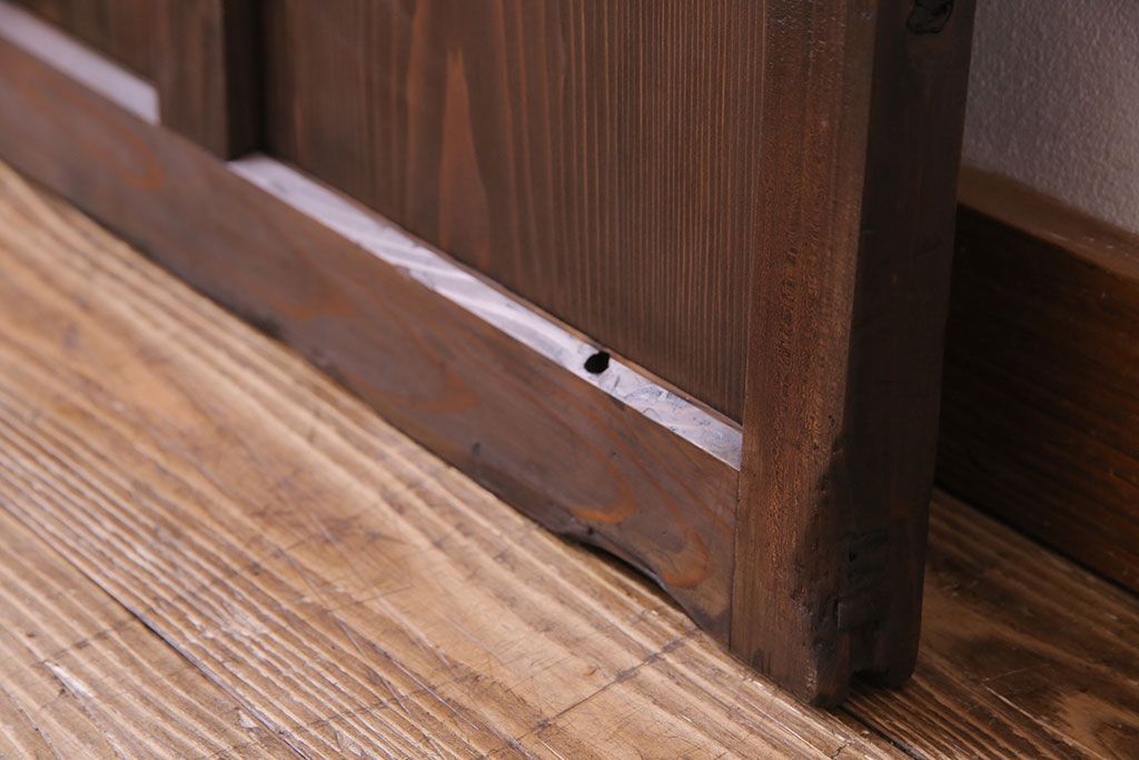 木目が味わいを醸し出すスリムなガラス戸(引き戸、格子戸)