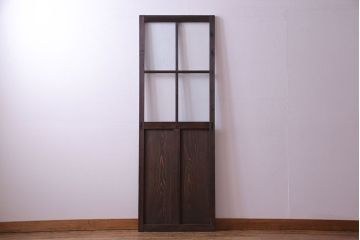 木目が味わいを醸し出すスリムなガラス戸(引き戸、格子戸)