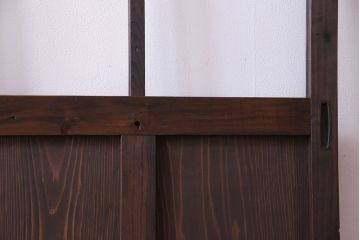 木目が味わいを醸し出すスリムなガラス戸(引き戸、格子戸)