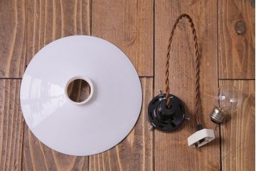 昭和レトロ　清潔感のある白ガラスが魅力のシンプルなペンダントライト(天井照明、吊り下げ照明)(1)