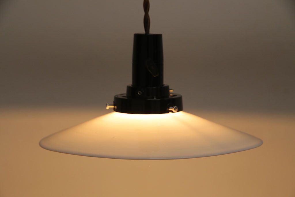 昭和レトロ　清潔感のある白ガラスが魅力のシンプルなペンダントライト(天井照明、吊り下げ照明)(1)