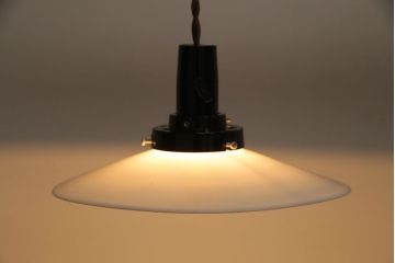 昭和レトロ　清潔感のある白ガラスが魅力のシンプルなペンダントライト(天井照明、吊り下げ照明)(1)