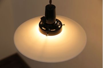 昭和レトロ　清潔感のある白ガラスが魅力のシンプルなペンダントライト(天井照明、吊り下げ照明)(1)