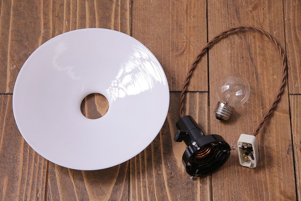 昭和レトロ　清潔感のある白ガラスが魅力のシンプルなペンダントライト(天井照明、吊り下げ照明)(1)