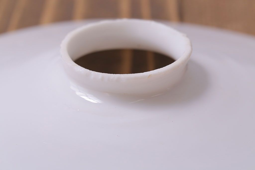 昭和レトロ　清潔感のある白ガラスが魅力のシンプルなペンダントライト(天井照明、吊り下げ照明)(1)