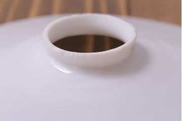 昭和レトロ　清潔感のある白ガラスが魅力のシンプルなペンダントライト(天井照明、吊り下げ照明)(1)