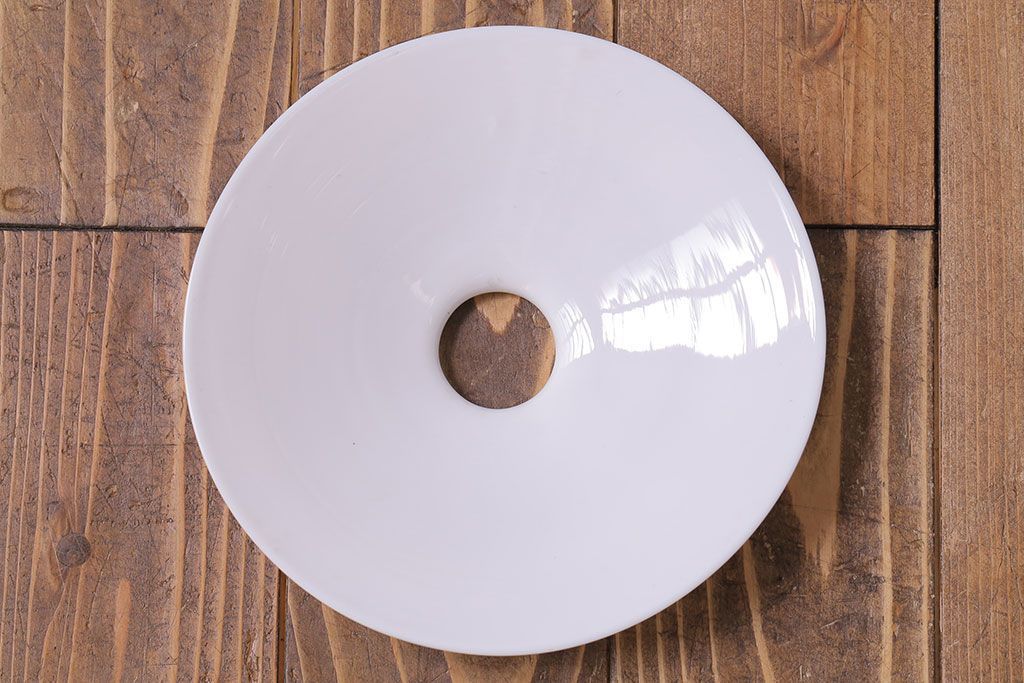 昭和レトロ　清潔感のある白ガラスが魅力のシンプルなペンダントライト(天井照明、吊り下げ照明)(1)