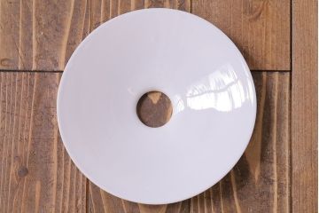 昭和レトロ　清潔感のある白ガラスが魅力のシンプルなペンダントライト(天井照明、吊り下げ照明)(1)