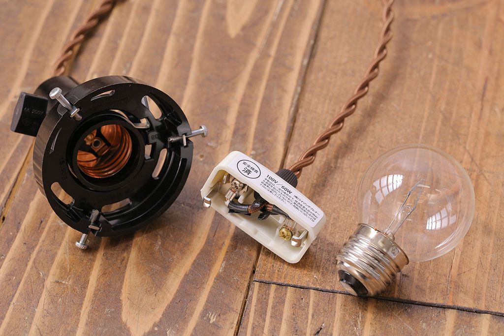 昭和レトロ　清潔感のある白ガラスが魅力のシンプルなペンダントライト(天井照明、吊り下げ照明)(1)