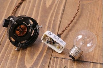 昭和レトロ　清潔感のある白ガラスが魅力のシンプルなペンダントライト(天井照明、吊り下げ照明)(1)