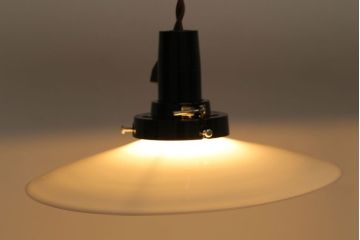 昭和レトロ　清潔感のある白ガラスが魅力のシンプルなペンダントライト(天井照明、吊り下げ照明)(2)