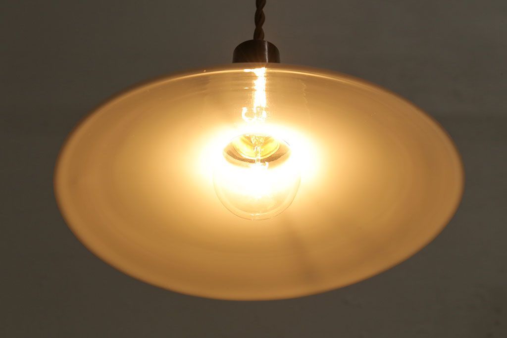 昭和レトロ　清潔感のある白ガラスが魅力のシンプルなペンダントライト(天井照明、吊り下げ照明)(2)