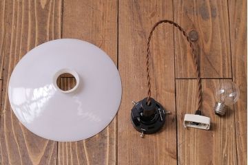 昭和レトロ　清潔感のある白ガラスが魅力のシンプルなペンダントライト(天井照明、吊り下げ照明)(2)