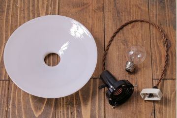 昭和レトロ　清潔感のある白ガラスが魅力のシンプルなペンダントライト(天井照明、吊り下げ照明)(2)