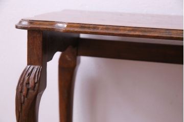アンティーク家具　イギリスアンティーク　杢目と上品なデザインが美しいネストテーブル(サイドテーブル、カフェテーブル)