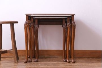アンティーク家具　イギリスアンティーク　杢目と上品なデザインが美しいネストテーブル(サイドテーブル、カフェテーブル)