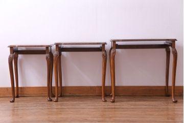 アンティーク家具　イギリスアンティーク　杢目と上品なデザインが美しいネストテーブル(サイドテーブル、カフェテーブル)