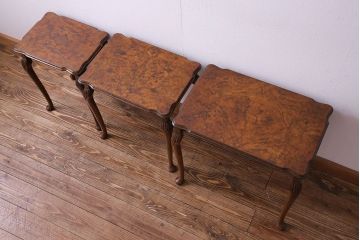 アンティーク家具　イギリスアンティーク　杢目と上品なデザインが美しいネストテーブル(サイドテーブル、カフェテーブル)
