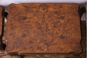 アンティーク家具　イギリスアンティーク　杢目と上品なデザインが美しいネストテーブル(サイドテーブル、カフェテーブル)